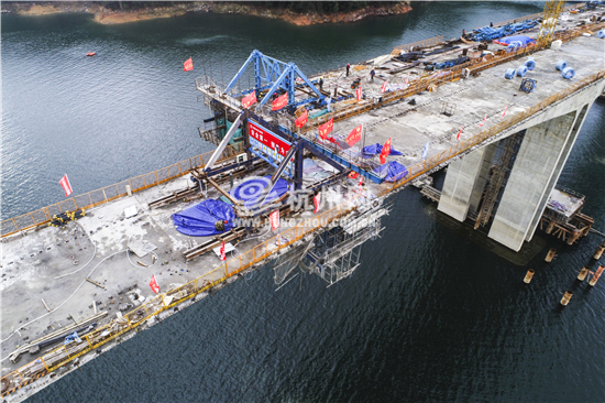 千黄高速05标临岐二号桥左幅顺利合龙