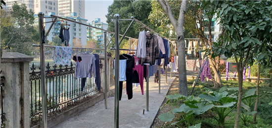 小区里新装的晾衣架,让这个冬天多了一份暖意