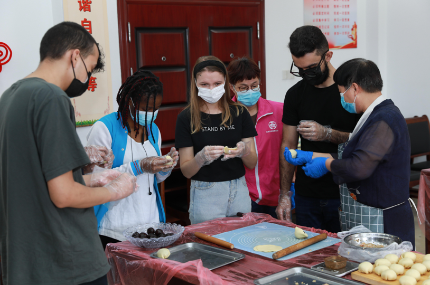 留学生动手做月饼感受中国味道