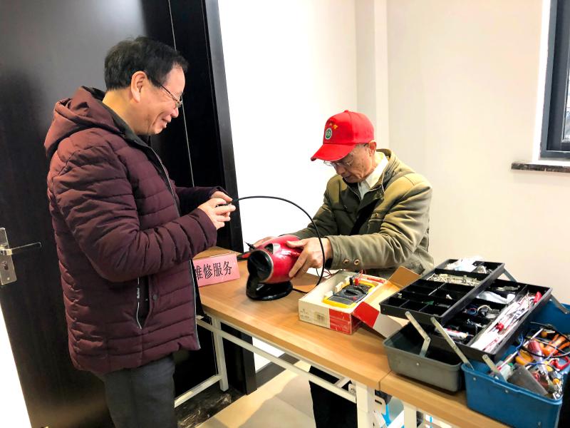 铁东区：志愿力量暖民心公共座椅焕新颜(图1)