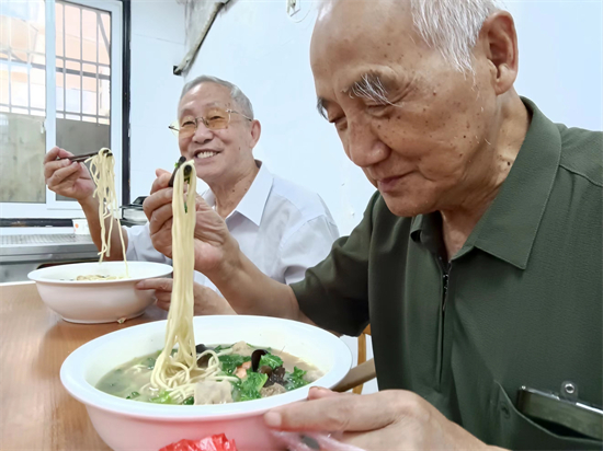 同吃长寿面情暖重阳节